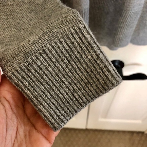 \\ H & M | Sweater with gold back zipper - Picture 4 of 4